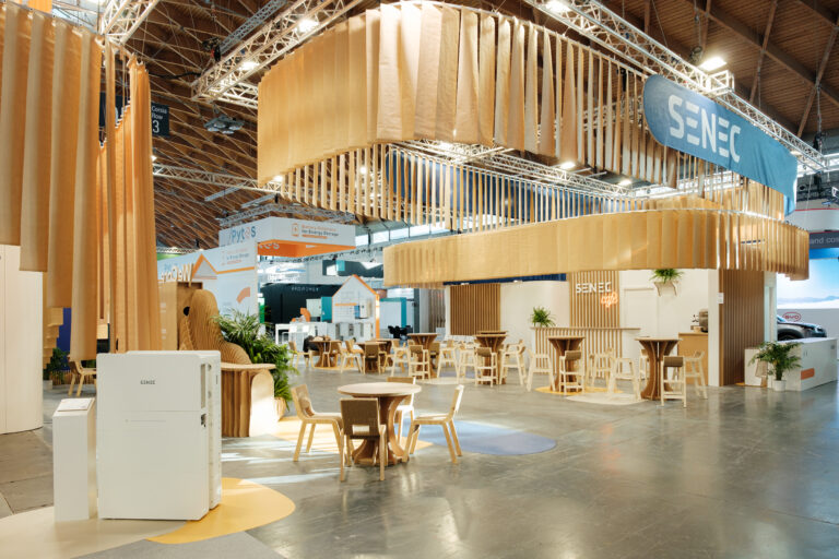 Architettura sospesa, scenografica e funzionale.