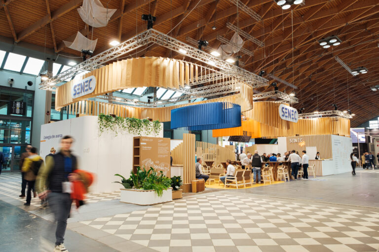 Architettura sospesa, scenografica e funzionale.