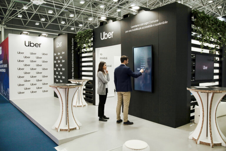 Spazi multimodali, movimenti materici e digitali.