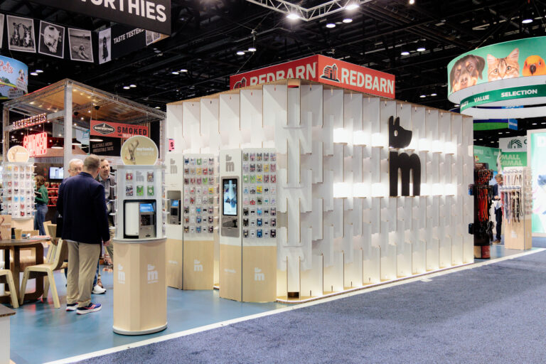 Visibilità senza confini, tecnica modulare e duratura.