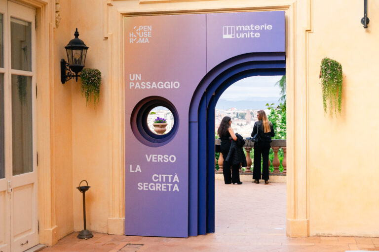 Una forma che accoglie, un portale tra urbano e barocco.