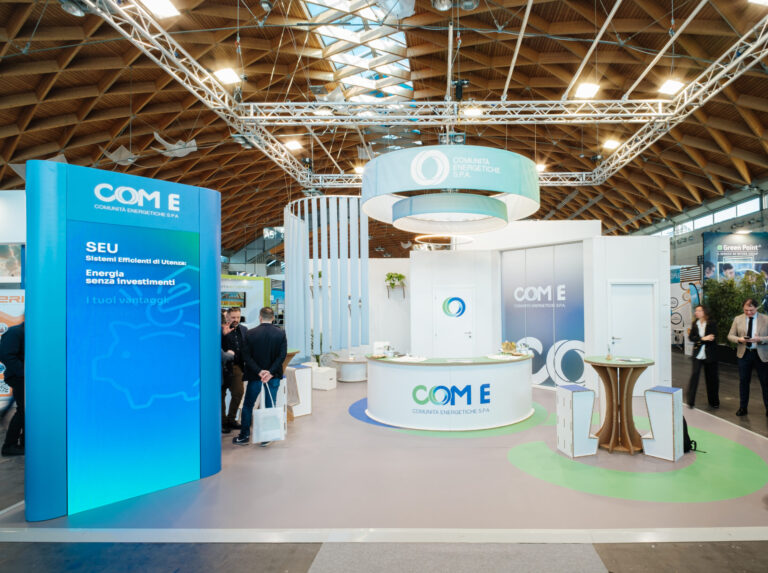 Trasparenze circolari, armonie di carta e vetro.