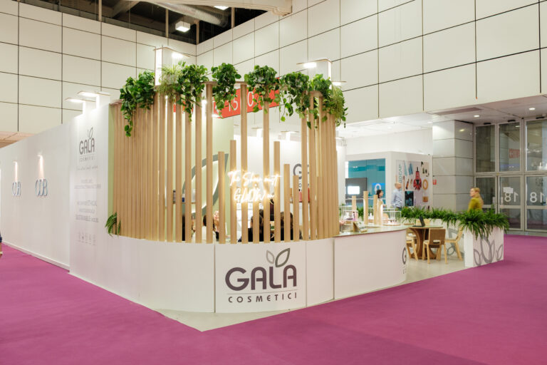 Rigenerare bellezza: un abbraccio di luce, carta e verde.