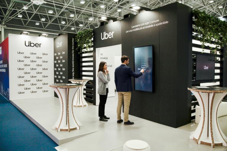 Spazi multimodali, movimenti materici e digitali.