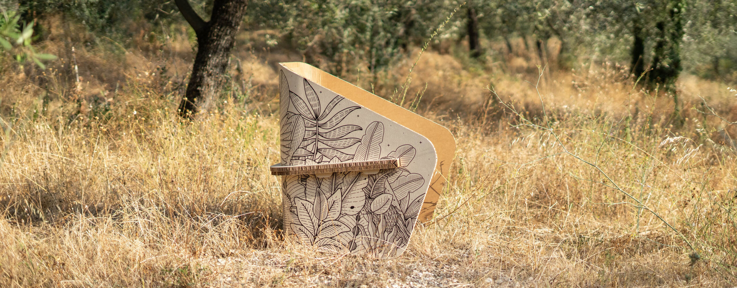 Tele di cartone, l’arte che rigenera spazio e materia.
